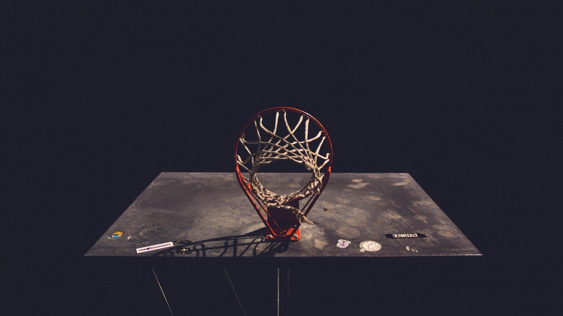 字母哥伤退，米切尔37+5+7率骑士力克雄鹿，梅里尔20分关键助力