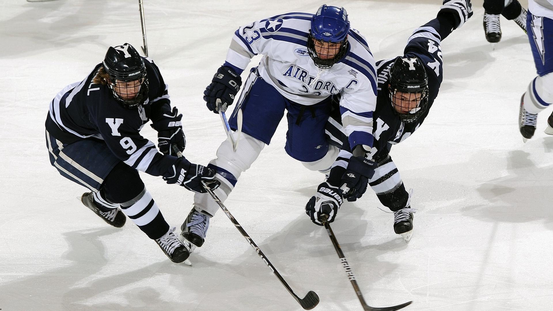 足球赛场变抗议擂台,示威者与警方冲突致比赛延期,多人受伤送医